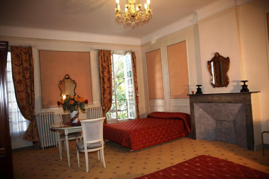 Hotel Du Fiacre Carpentras Room photo
