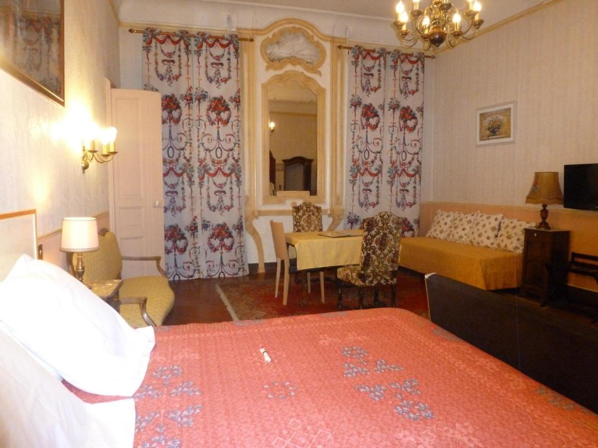 Hotel Du Fiacre Carpentras Room photo